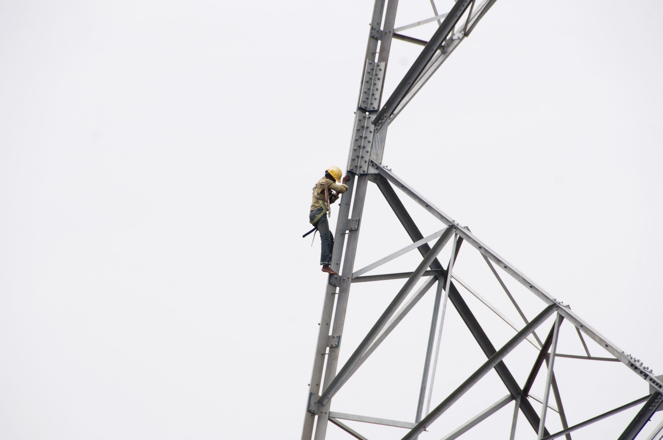 Przegląd techniczny masztu – kontrola połączeń i zabezpieczeń