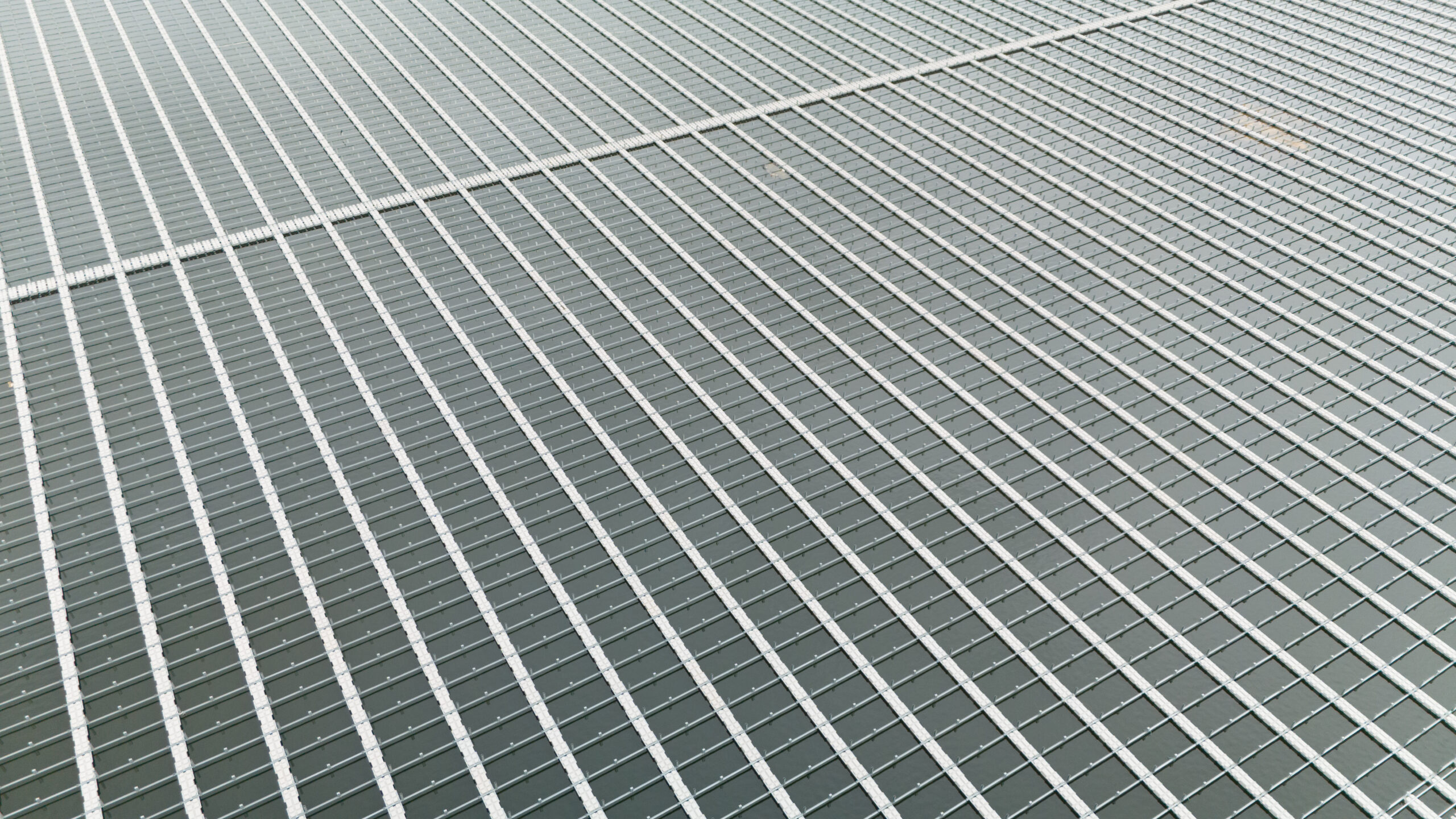 Odwodnienie liniowe – korytka i kratki na placu technologicznym