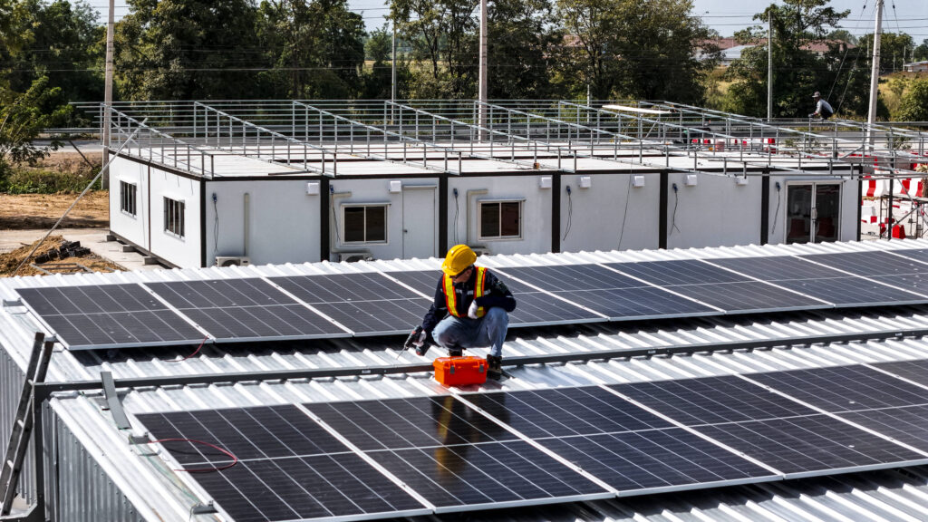 Projekt magazynu energii (BESS) przy farmie PV w 2026 – jakie dokumenty i uzgodnienia przygotować przed startem inwestycji?